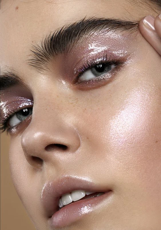 Qué son los glossy eyes: la tendencia en makeup que va a arrasar este 2024