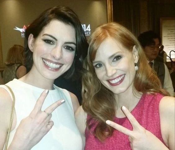 Anne Hathaway y Jessica Chastain. Foto: Pinterest.