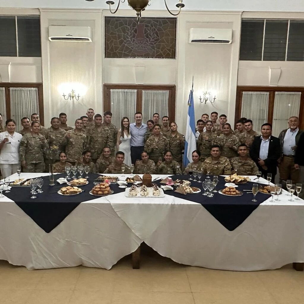 La conductora y el funcionario en el Colegio Militar.