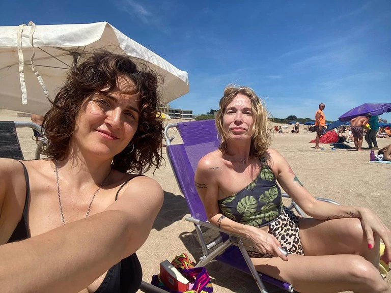 Julieta Díaz y Gloria Carra disfrutan juntas de las playas de Mar Azul