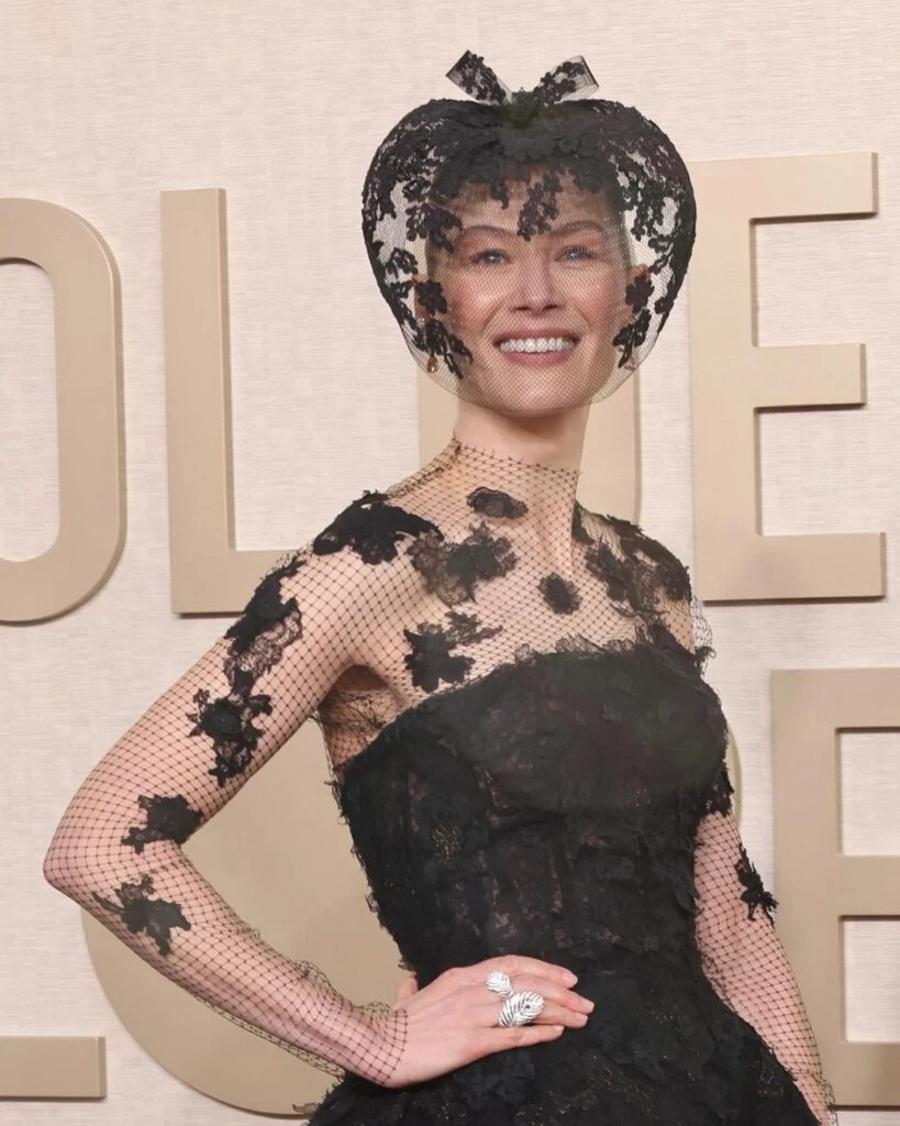 Rosamund Pike optó por el encaje negro. Foto: IG.