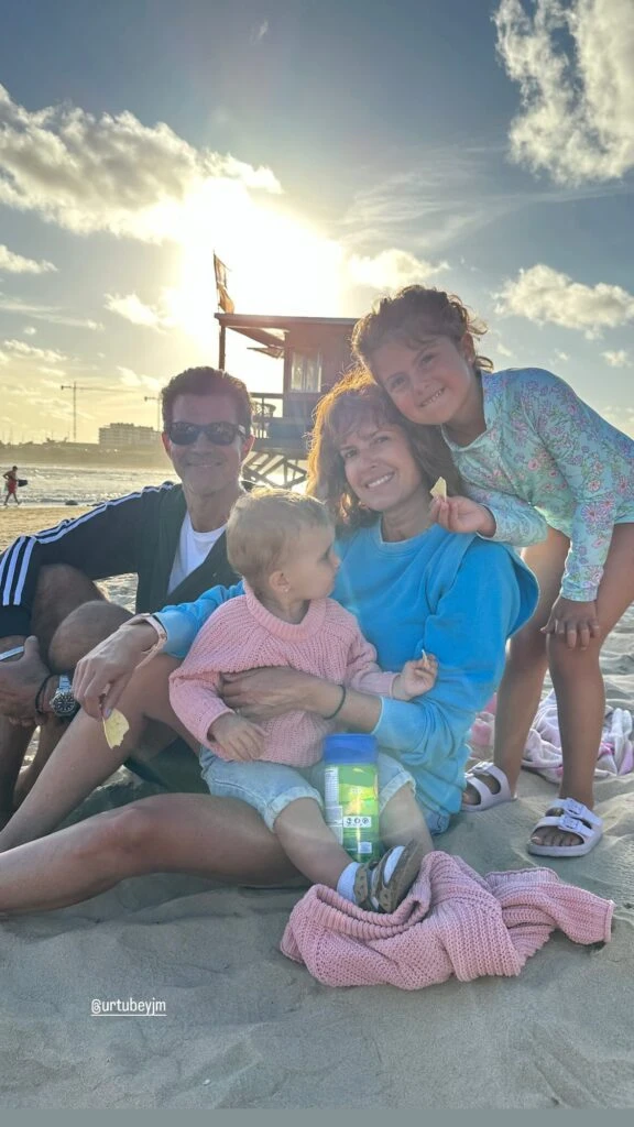 Isabel Macedo y Juan Urtubey con sus hijas. Foto: IG.