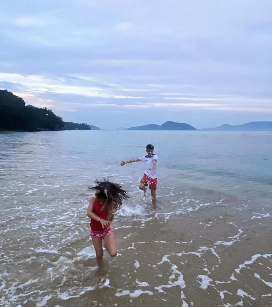 Las fotos de las vacaciones de Brenda Gandini y Gonzalo Heredia junto a sus hijos en Brasil