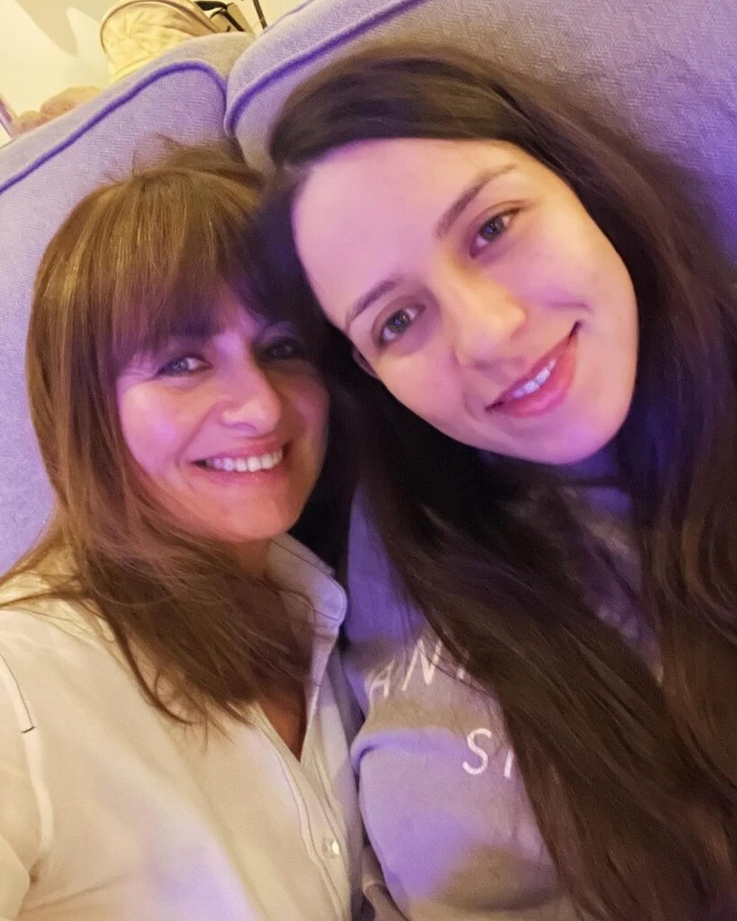 Gabriela Arias Uriburu con Zahira, su hija.