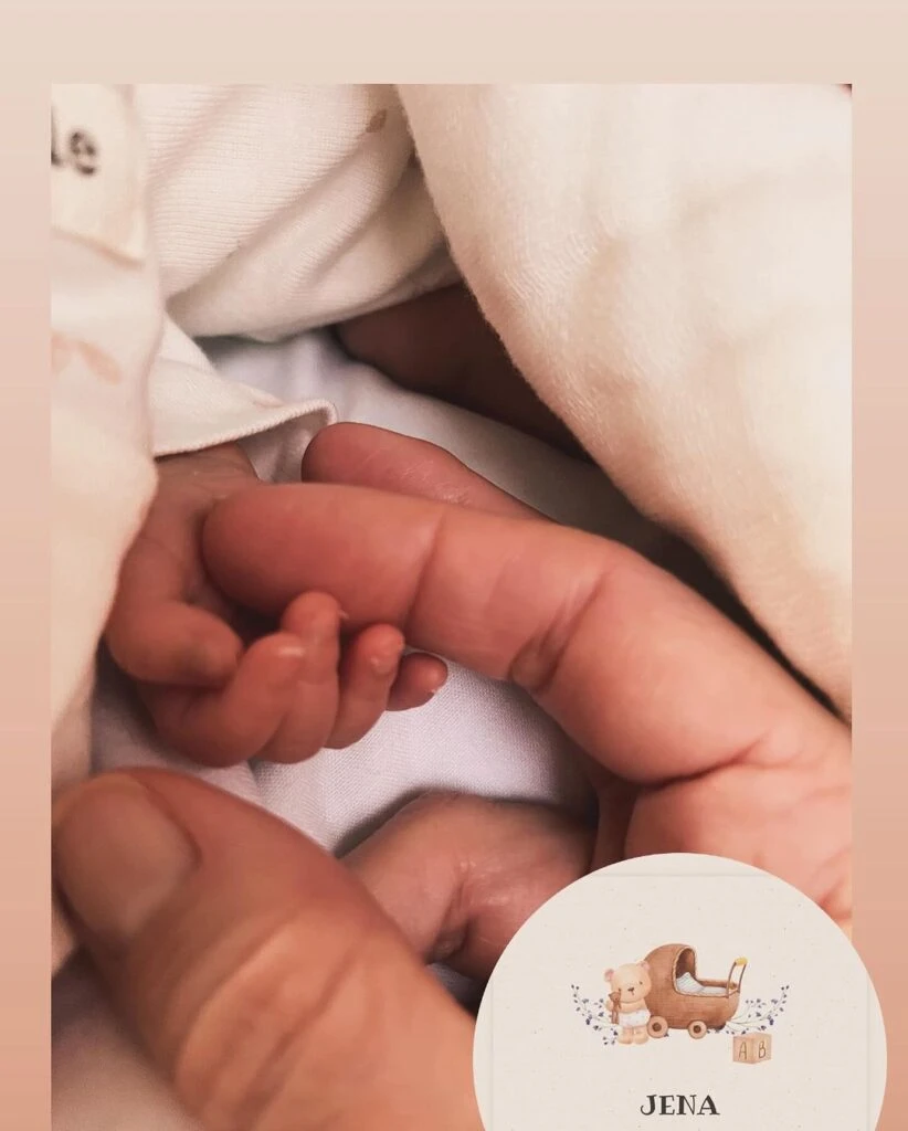 Gabriela Arias Uriburu con Jena, su nieta