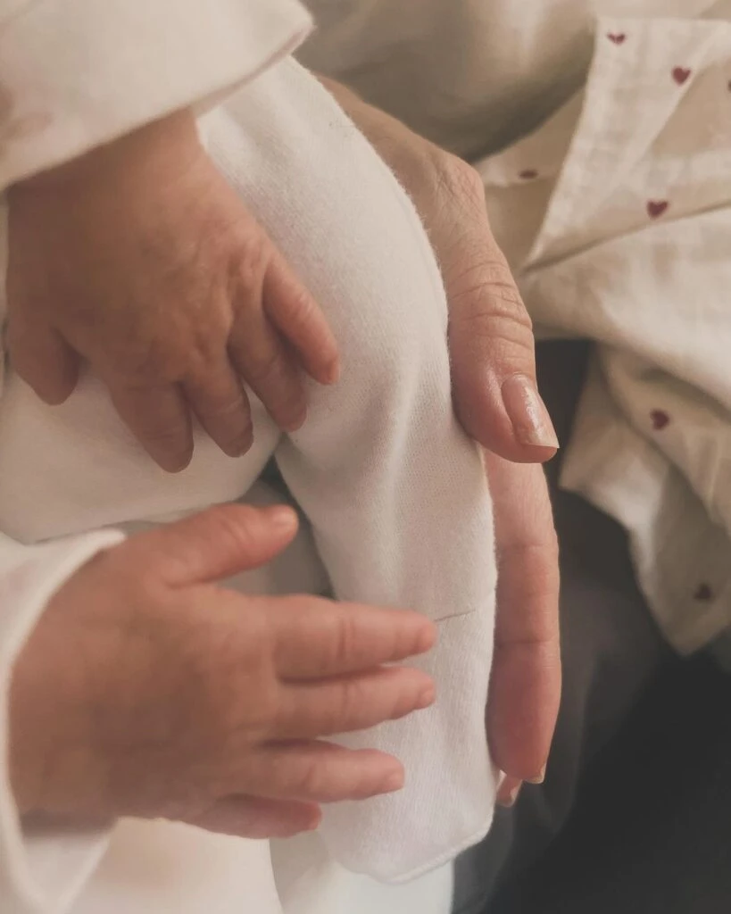 Gabriela Arias Uriburu con Jena, su nieta