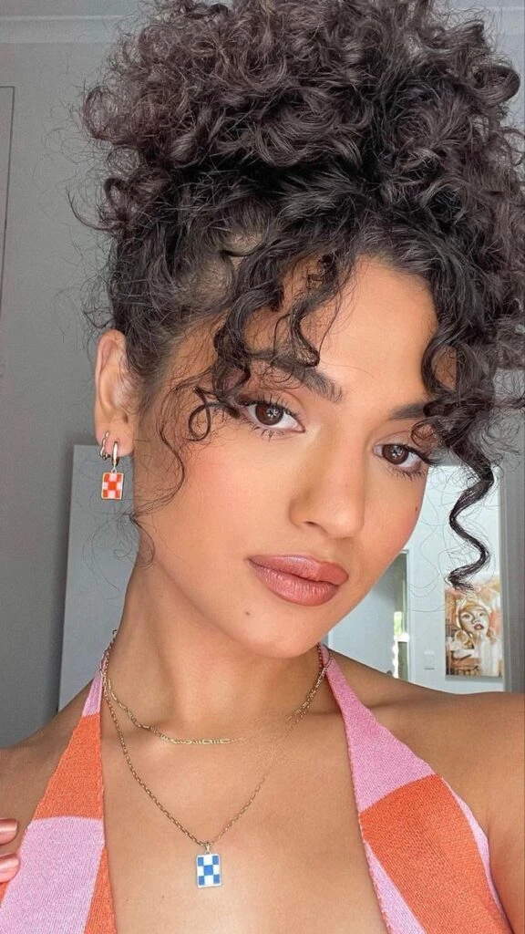 Así es la moda curly girly aesthetic, la tendencia retro que conquistó a la Gen-Z