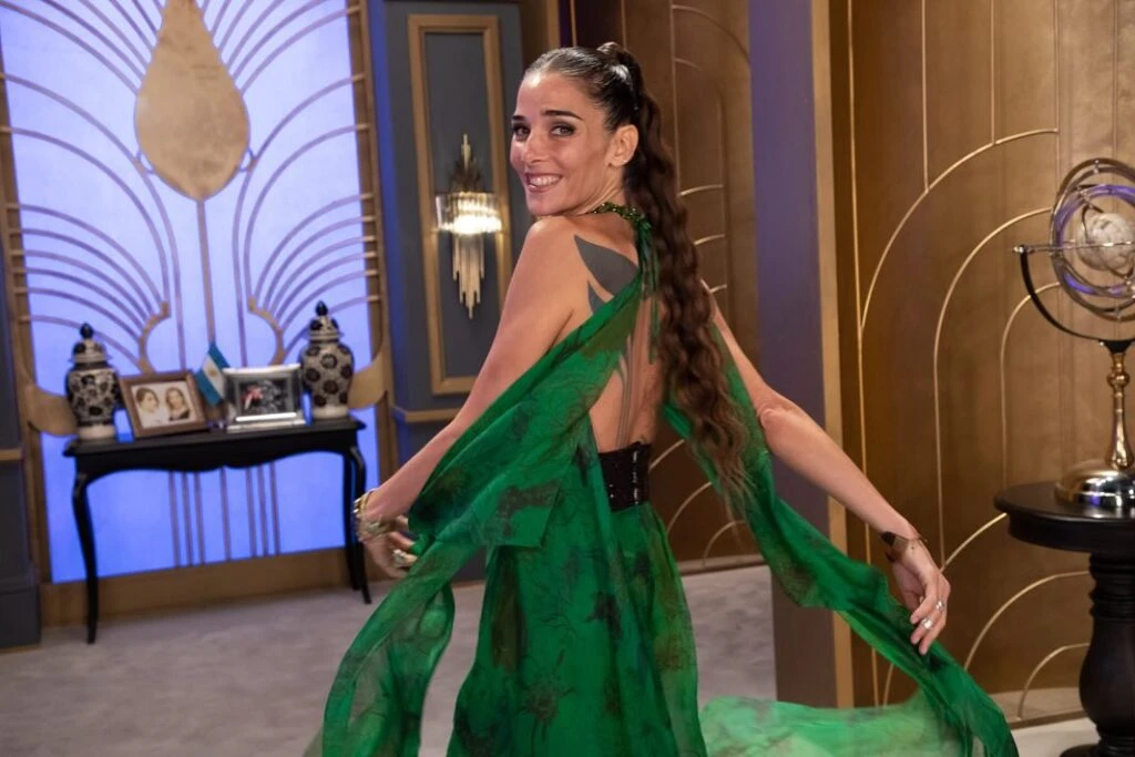 Juana Viale con look de túnica en capas de seda