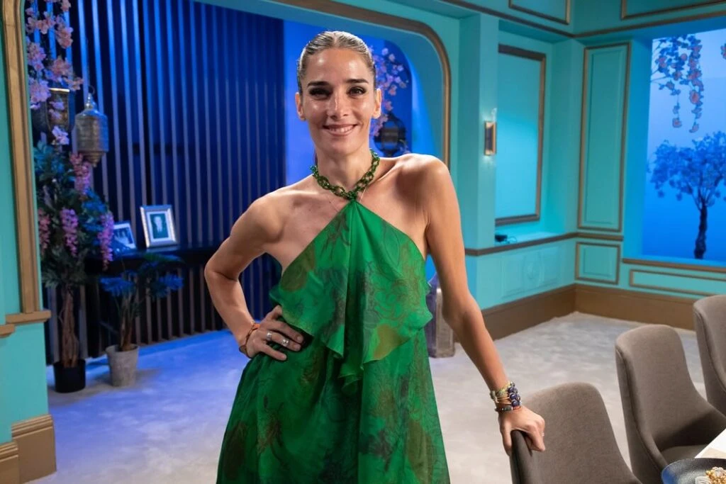 Juana Viale con look de túnica en capas de seda