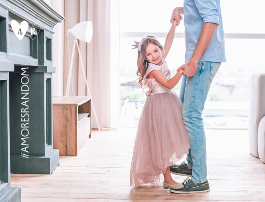 Su padre abandonó a su mamá por otro amor, ella lo condenó y sufrió la distancia pero el tiempo les devolvió ese vals que tenían pendiente