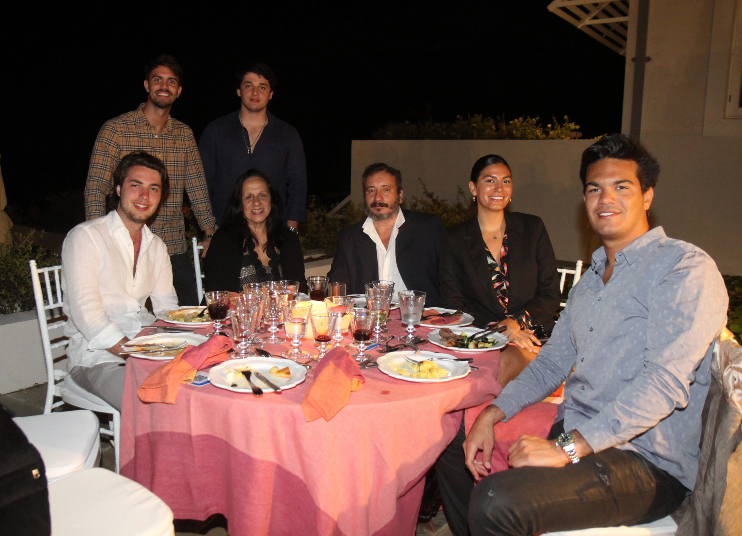 Andres Castro productor de Fashion week Punta del este junto a los jovenes del moderno