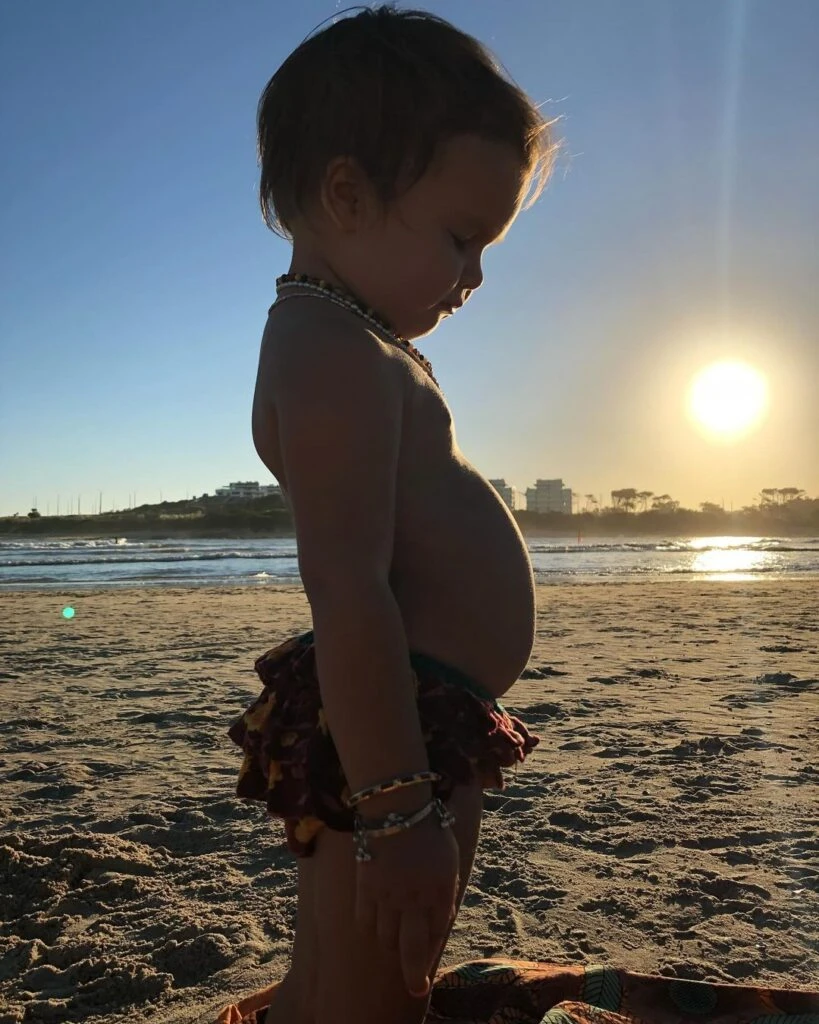 Así está Indra, la hija de 9 años de Dolores Barreiro y Matías Camisani