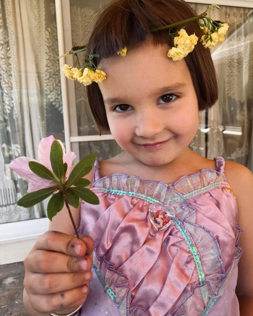 Así está Indra, la hija de 9 años de Dolores Barreiro y Matías Camisani