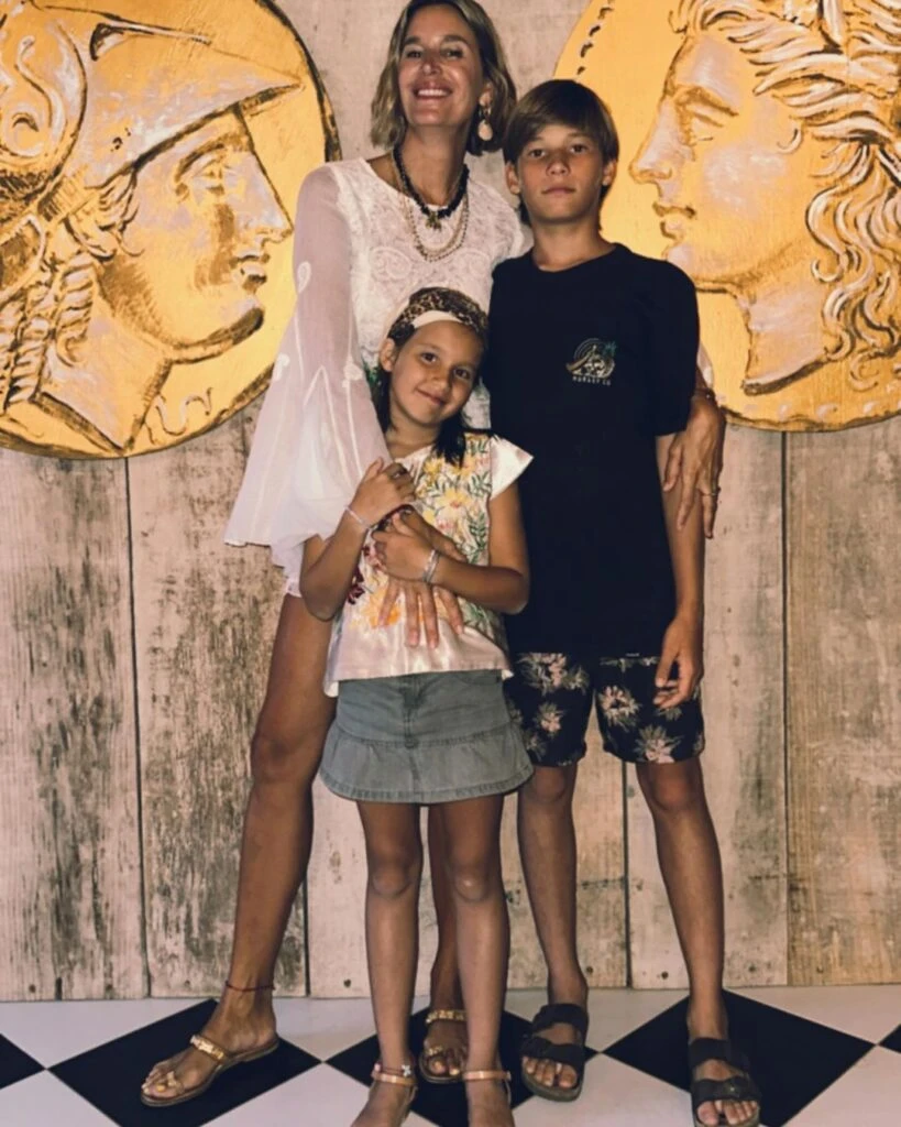 Así está Indra, la hija de 9 años de Dolores Barreiro y Matías Camisani