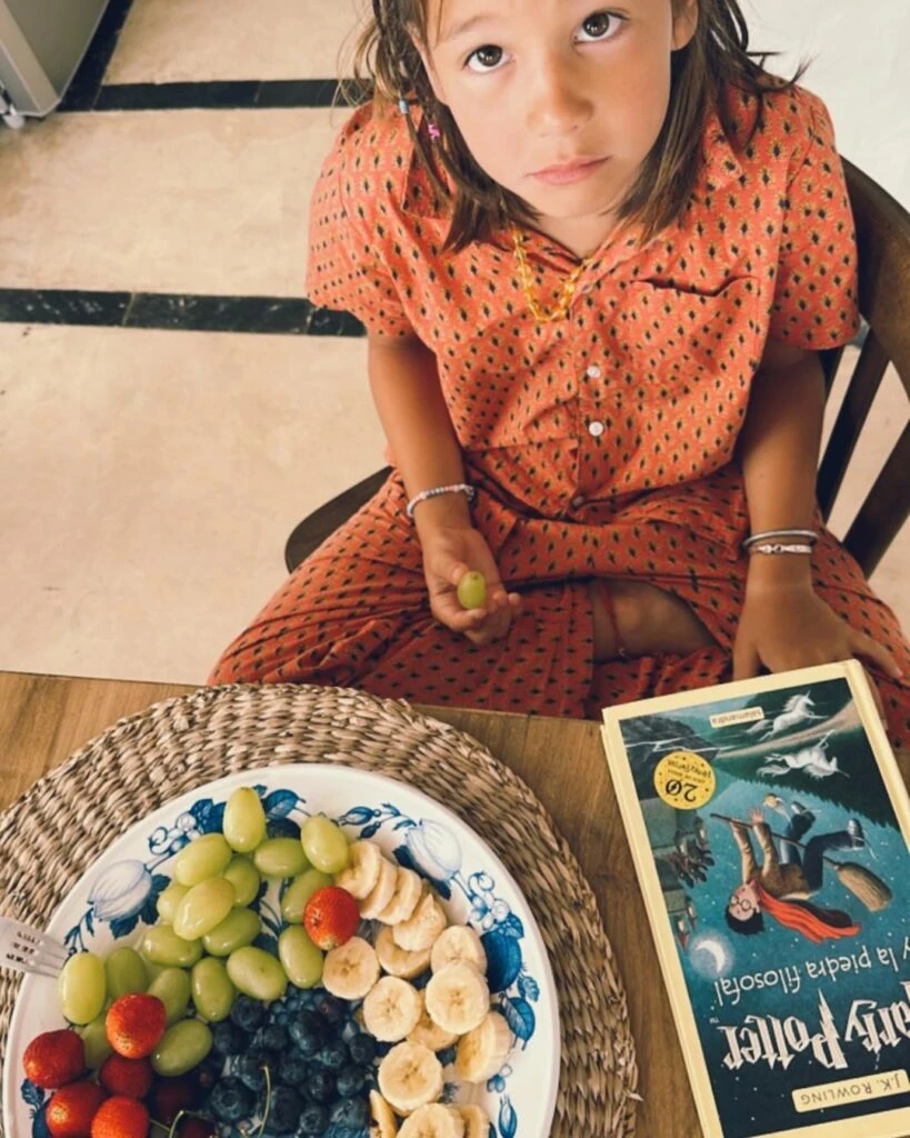 Así está Indra, la hija de 9 años de Dolores Barreiro y Matías Camisani