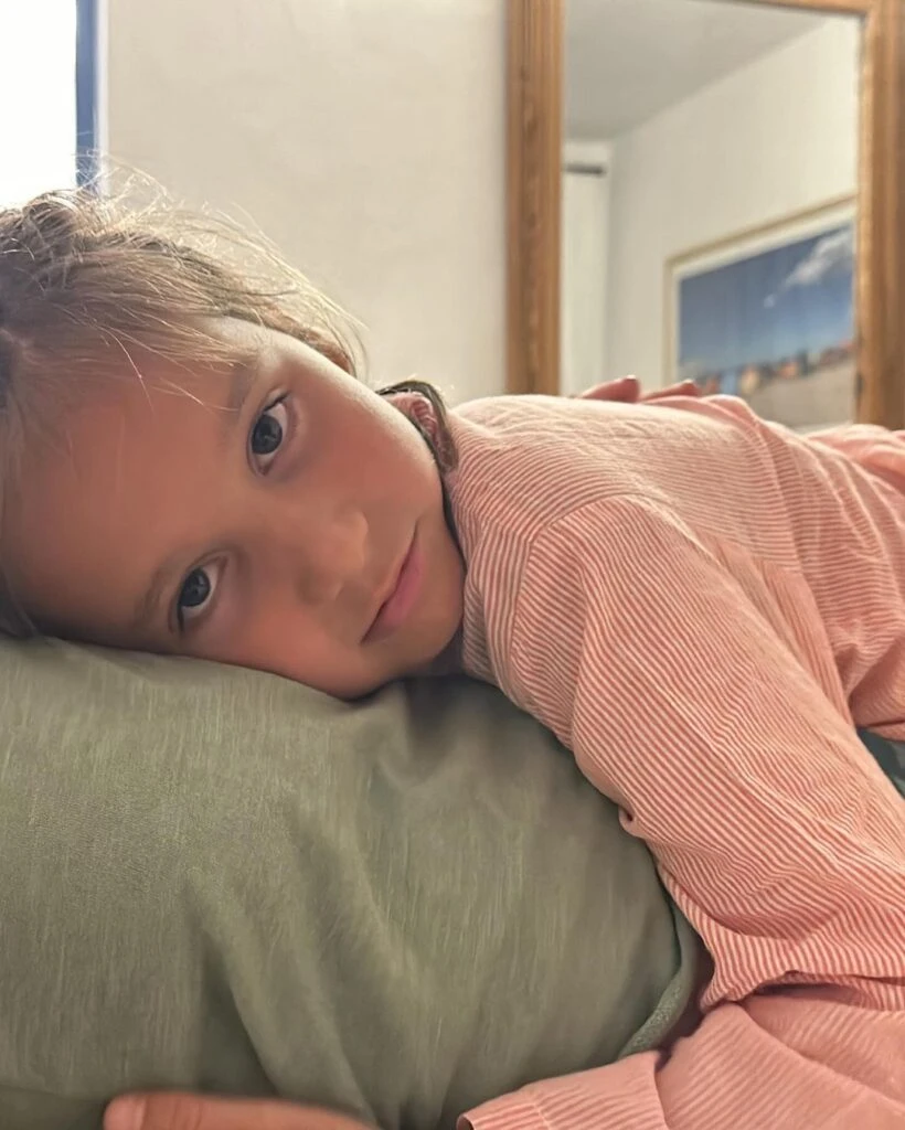 Así está Indra, la hija de 9 años de Dolores Barreiro y Matías Camisani