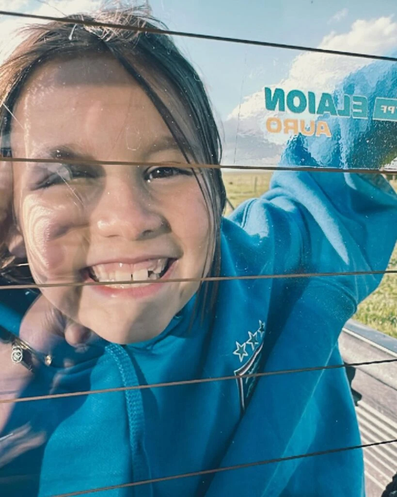 Así está Indra, la hija de 9 años de Dolores Barreiro y Matías Camisani