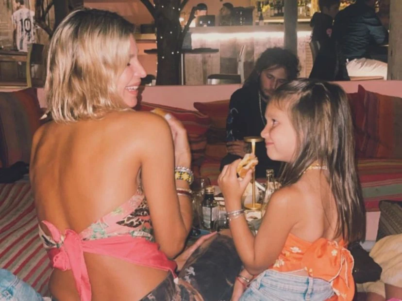 Así está Indra, la hija de 9 años de Dolores Barreiro y Matías Camisani