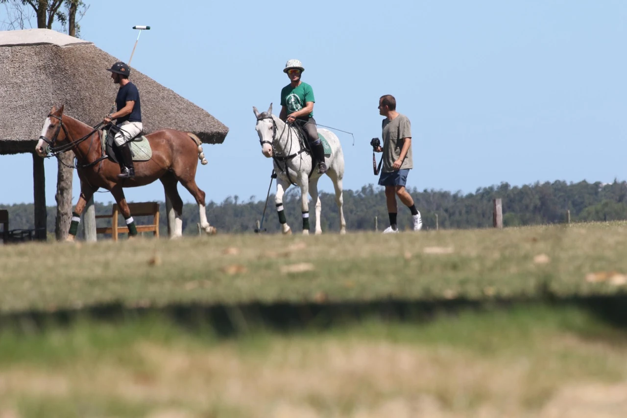 Benjamín Vicuña y su pasión por el polo en Punta del Este