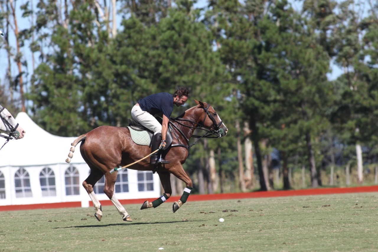 Benjamín Vicuña y su pasión por el polo en Punta del Este