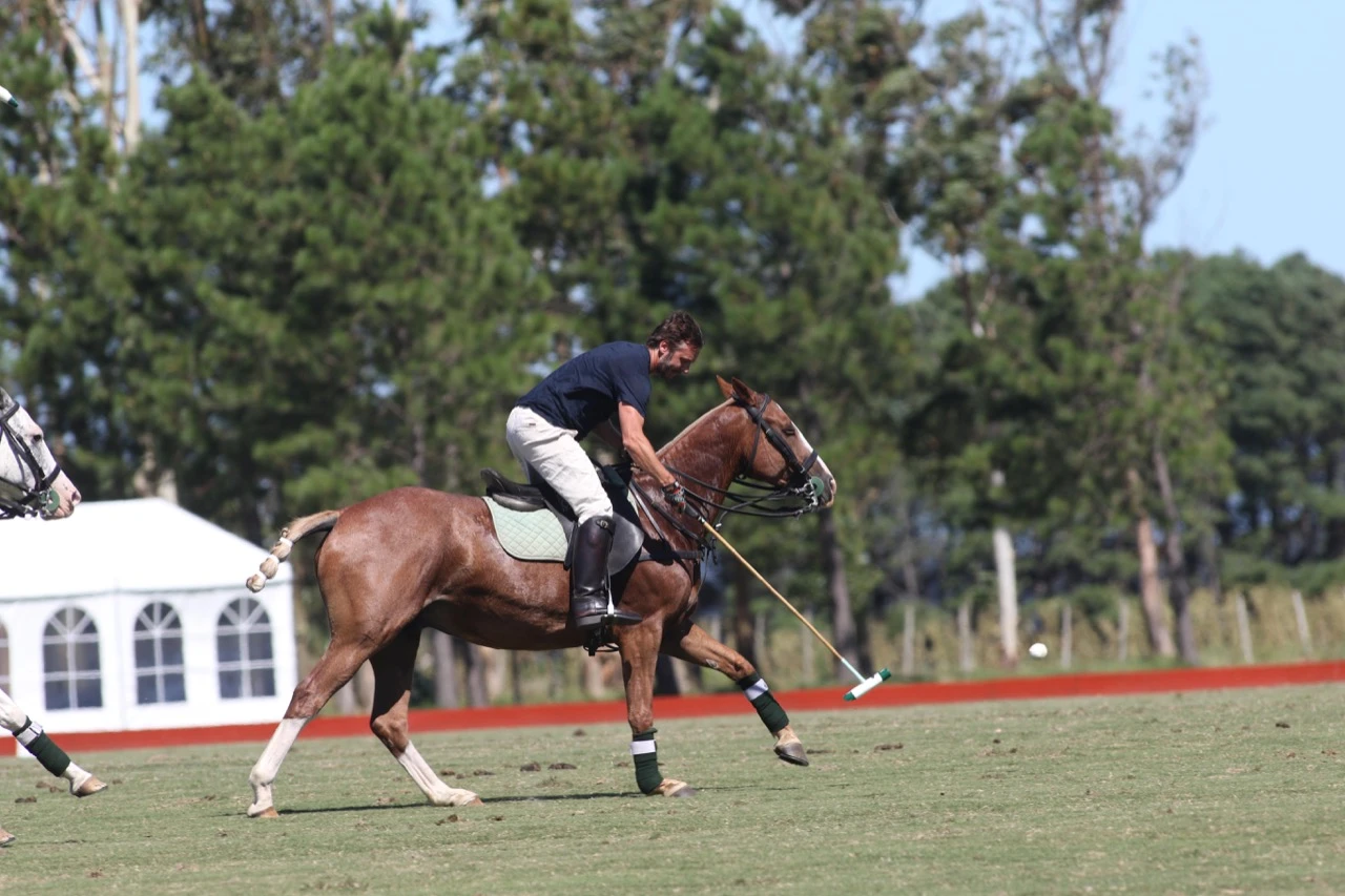 Benjamín Vicuña y su pasión por el polo en Punta del Este