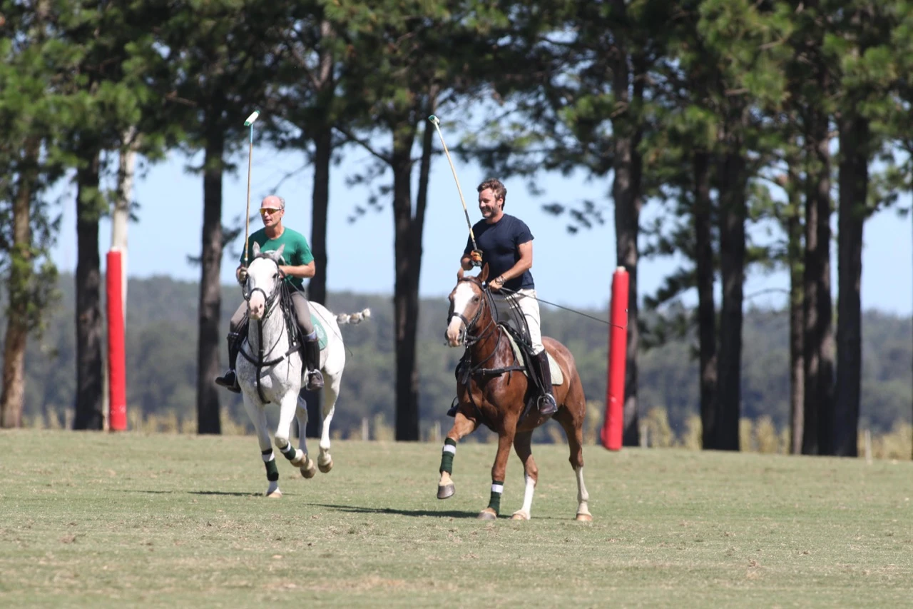 Benjamín Vicuña y su pasión por el polo en Punta del Este