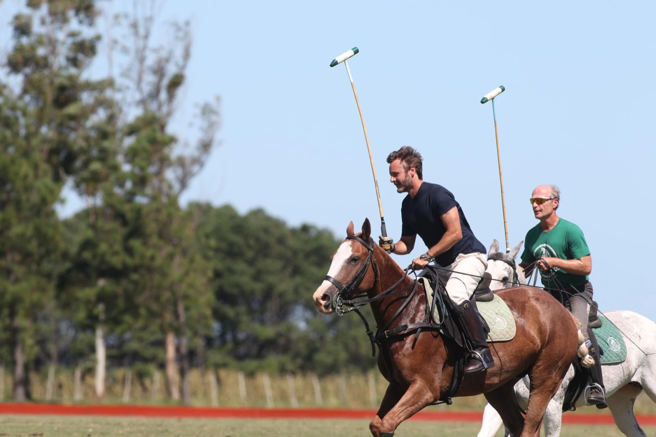 Benjamín Vicuña y su pasión por el polo en Punta del Este