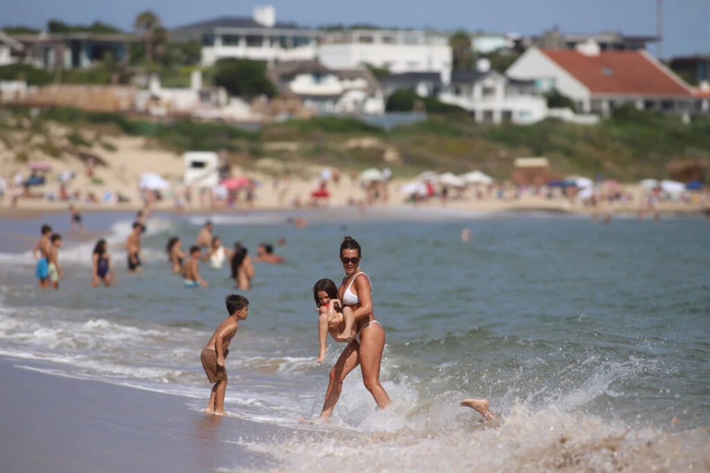 Las fotos de Cami Homs junto a su novio, José Sosa, en las playas de Punta del Este