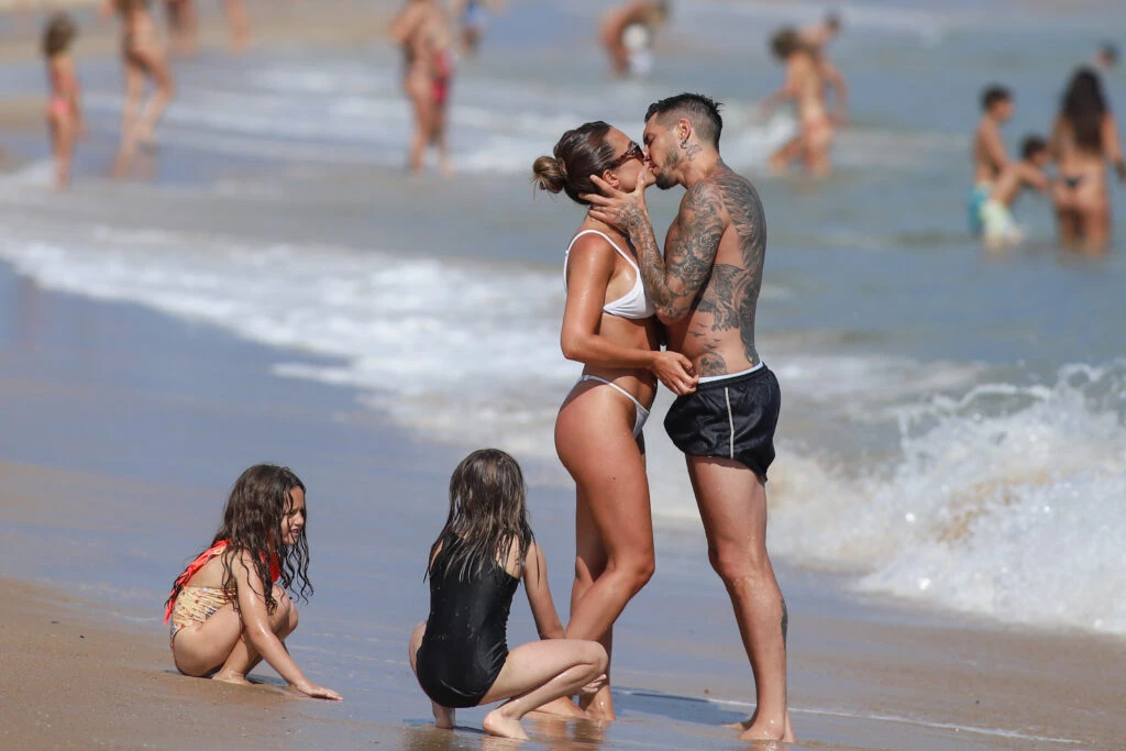 Las fotos de Cami Homs junto a su novio, José Sosa, en las playas de Punta del Este
