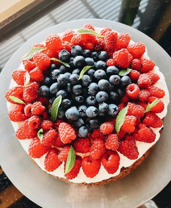 La tarta de frutos rojos con crema y dulce de leche que es un clásico en las vacaciones de Juliana Awada