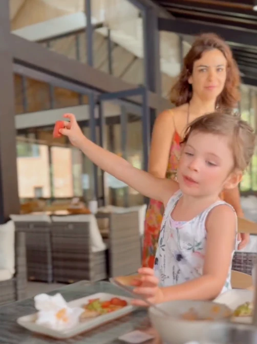 Alba y Agustina en el desayuno