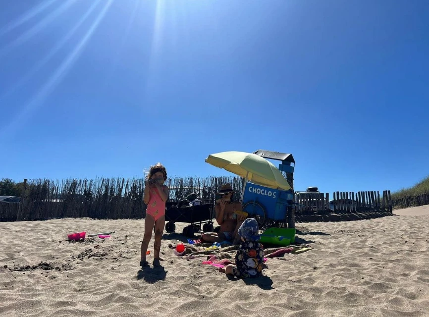 La familia en la playa. Agustina Cherri