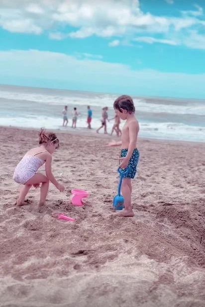 Las fotos de Agustina Cherri de vacaciones con sus hijos más chicos en las playas de Cariló