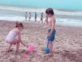 Alba jugando en la playa con una amiguito. Agustina Cherri
