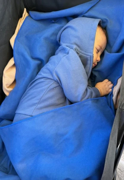 La siesta de Bono en la playa. Agustina Cherri