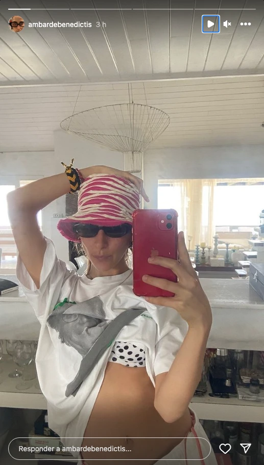 Ámbar de Benedictis llevó el piluso bicolor que también usa su mamá, Juana Viale.