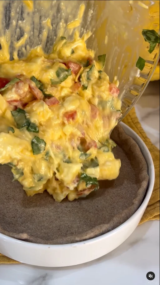 Tarta capresse con masa casera integral, receta de Jimena Monteverde