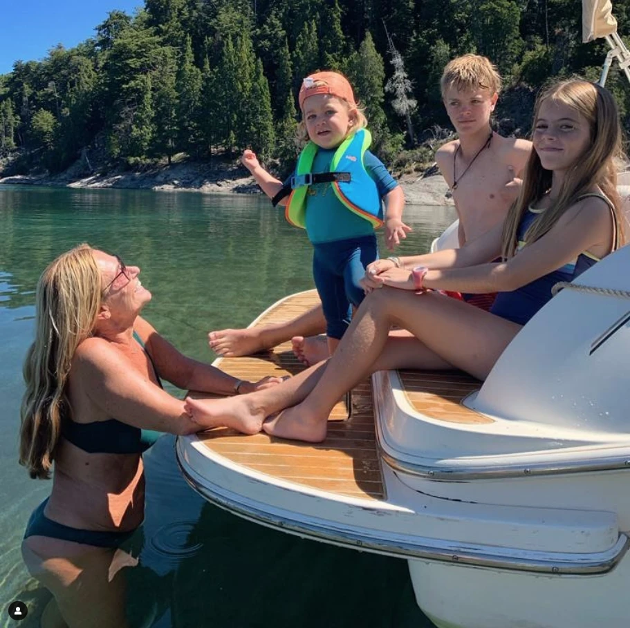 La trilliza Maria Eugenia disfrutando de sus vacaciones en el lago Nahuel Huapi