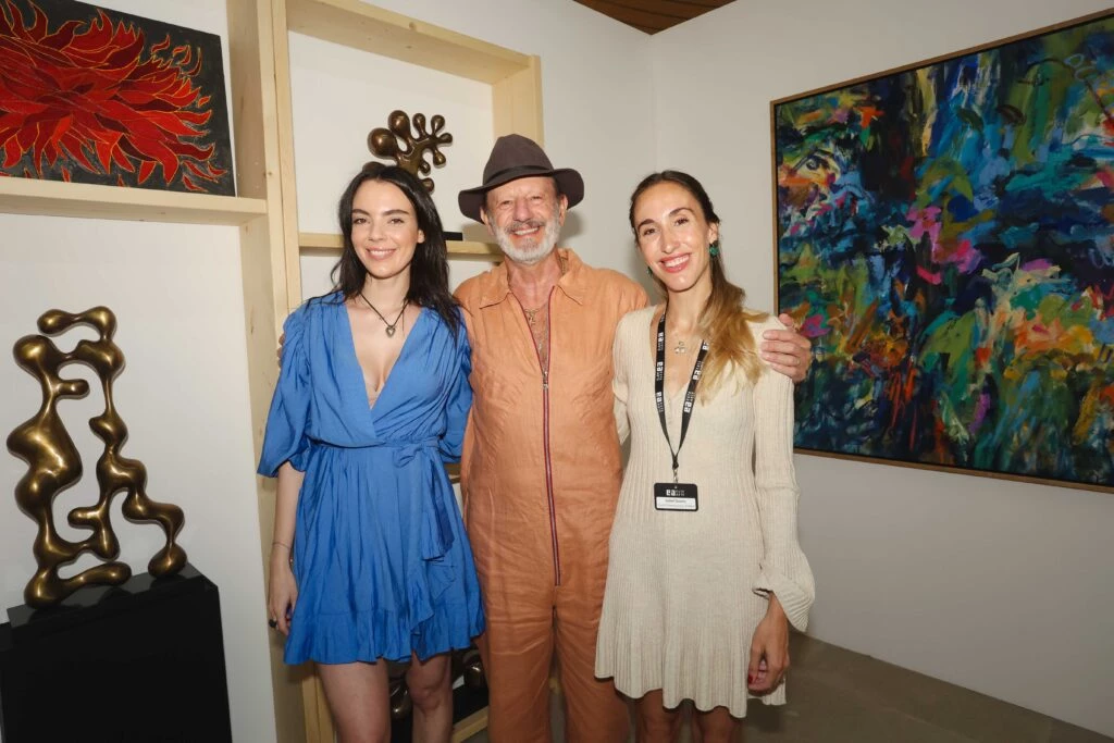Chiara Baccanelli, Roberto Vivo e Isabel Tassara de Coral Contemporary Art Gallery en el preview de la décima edición de ESTE ARTE