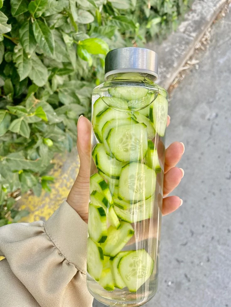 Cómo preparar agua infusionada, la bebida antiinflamatoria ideal para el verano