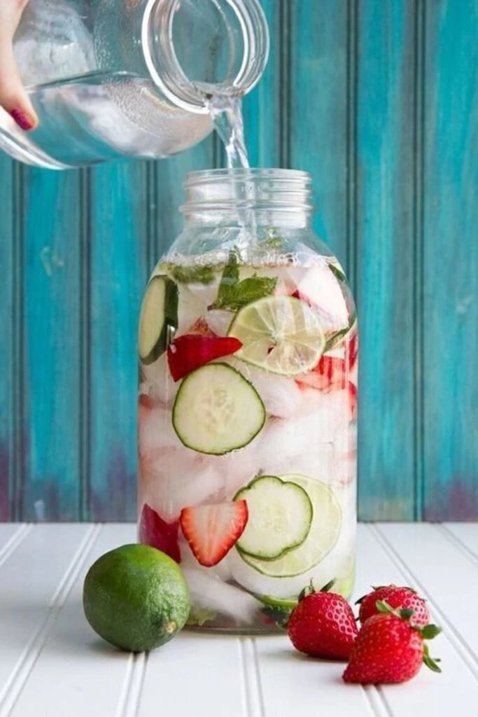 Cómo preparar agua infusionada, la bebida antiinflamatoria ideal para el verano