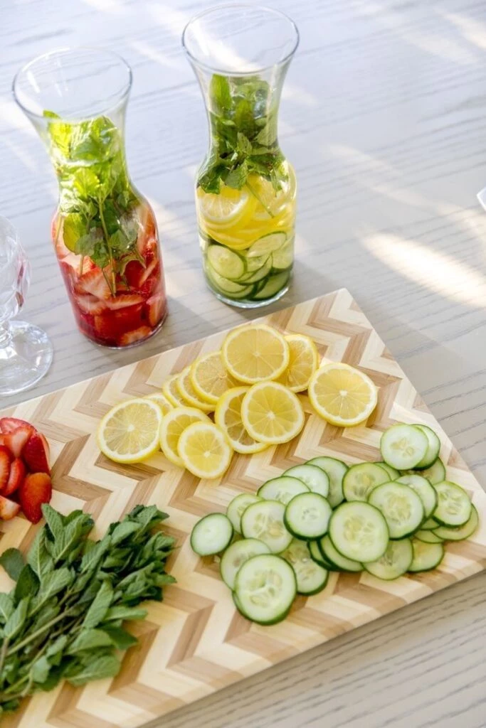 Cómo preparar agua infusionada, la bebida antiinflamatoria ideal para el verano