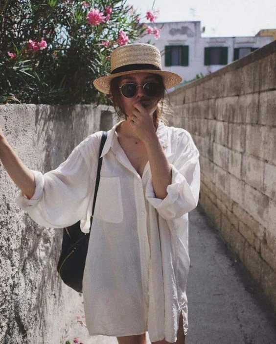 Camisa blanca tendencia para ir a la playa