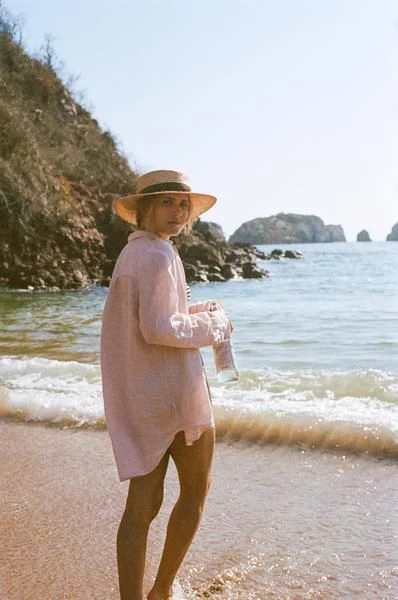Camisa blanca tendencia para ir a la playa