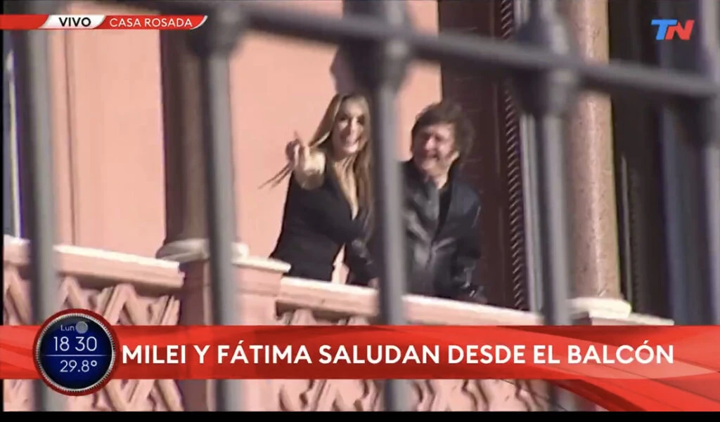Desde el balcón de la Rosada, Fátima Florez y Javier Milei. Foto: TN.