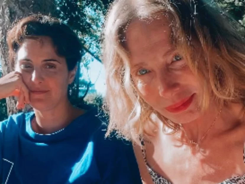 Julieta Díaz y Gloria Carra disfrutan juntas de las playas de Mar Azul foto: ig
