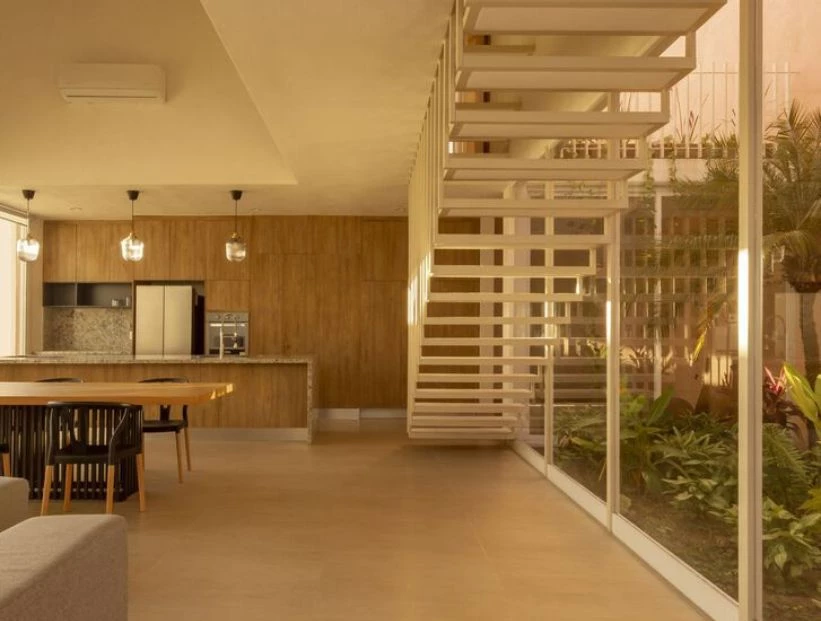 Así se diseñó una casa simple, natural y luminosa