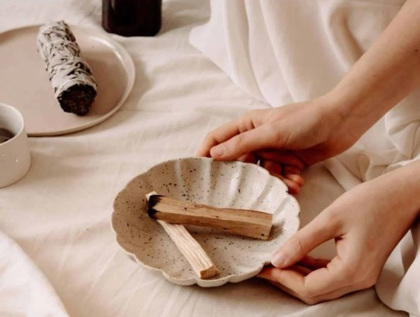 Palo Santo: descubrí cuál es la mejor manera de usarlo para atraer el dinero este 2024