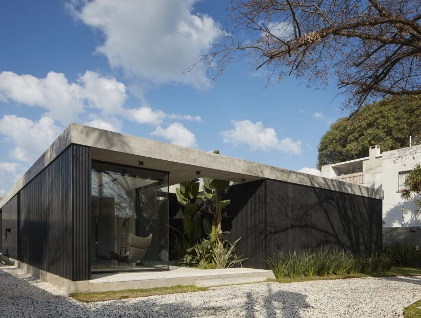 Así se diseñó una lujosa casa con interiores minimalistas en Montevideo