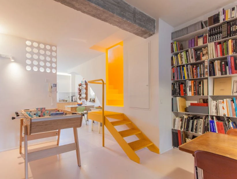 Un departamento funcional que se anima a los toques de color y respeta su antigua historia